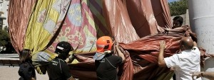 La bandera de España en Colón se desploma accidentalmente
