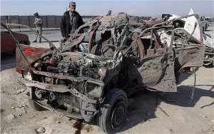 Un soldado afgano observa un coche bomba detonado en el aeropuerto de Jalalabad por el Taliban. Los restos son siempre fácilmente identificables... excepto en Buenos Aires... porque no hubo tales coche-bombas.